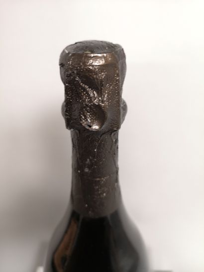 null 1 bouteille CHAMPAGNE DOM PERIGNON 1995 En coffret. Belle couleur et pétill...