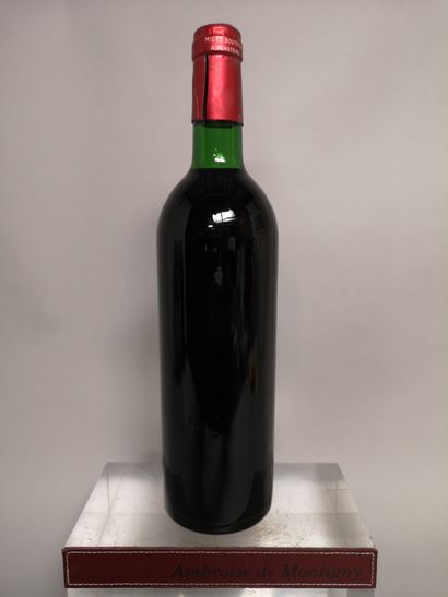 null 1 bouteille PETRUS - Pomerol 1974 

Etiquette manquante, capsule découpée, bouchon...