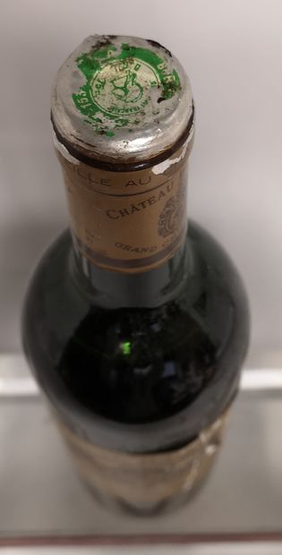 null 1 bouteille Château BATAILLEY - 5e GCC Pauillac 1988 

Etiquette abîmée, mi...
