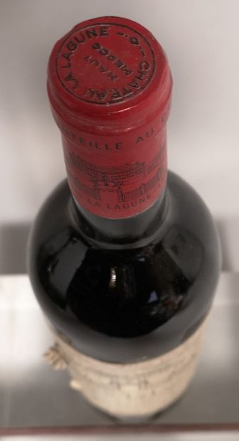 null 1 bouteille Château LA LAGUNE - 3e GCC Haut Médoc 1980 

Etiquette tachée et...