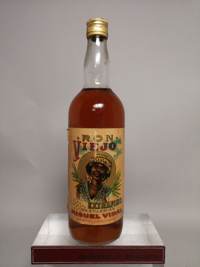 null 1 bouteille RON Viejo Extrafino - Miguel VIDAL flacon des années 70' 

Etiquette...