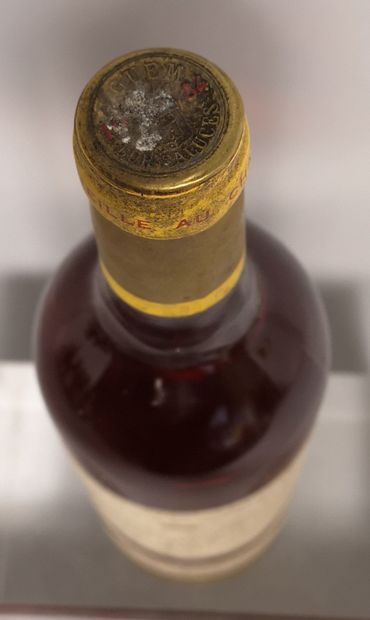 null 1 bouteille Château d'YQUEM - 1er GCC Sauternes 1984 

Etiquette tachée, légèrement...
