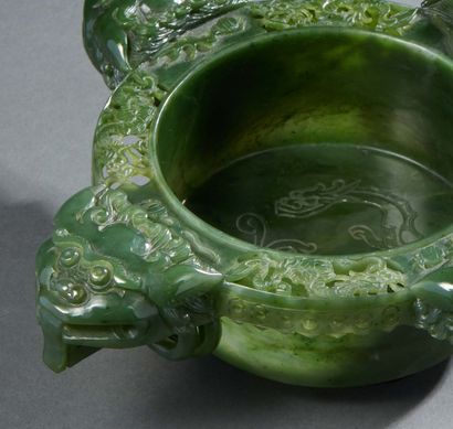 CHINE A very beautiful jade bowl carved in spinach green, circular shape, resting...