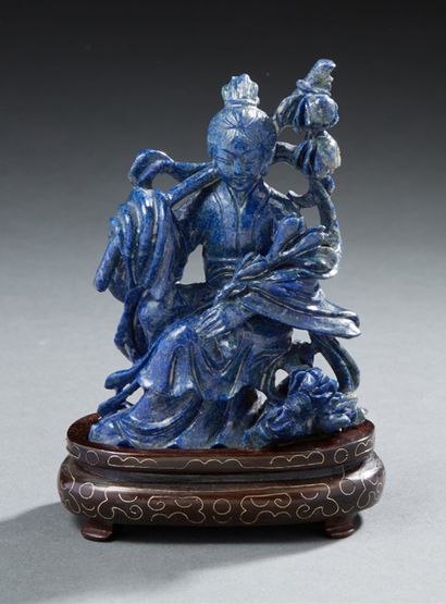 CHINE Two figurines, one representing a young woman holding a bouquet in turquoise...