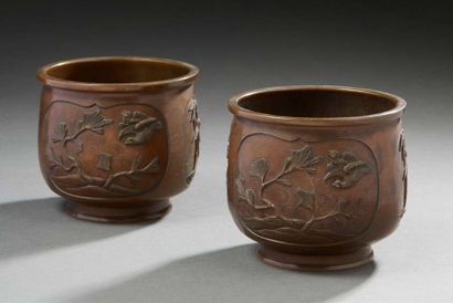 JAPON Deux petits cache pots en bronze à patine brune décorés en léger relief d'oiseaux...