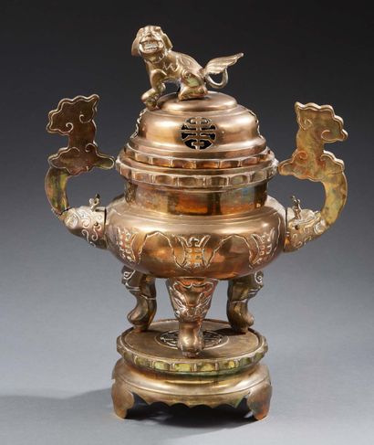 CHINE Large perfume burner in bronze with medal patina. Accidents. Around 1900 H....