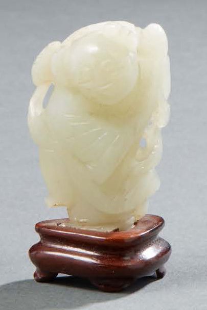 CHINE Figurine en jade clair sculpté représentant un enfant XXe siècle H : 5 cm