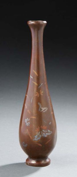 JAPON A small soliflore vase with a long narrow neck in pewter and copper inlaid...