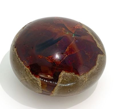 CHINE Racine d'opale de forme hémisphérique. Long. : 4,5 cm