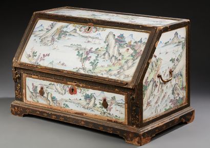 CHINE Exceptional and rare sloping traveller's writing case opening to a drawer in...