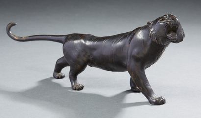 JAPON Brown patina bronze figurine representing a tiger, bears on the reverse two...