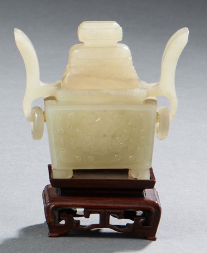 CHINE Covered light jade perfume burner with a quadrangular shape and Taotie masks...