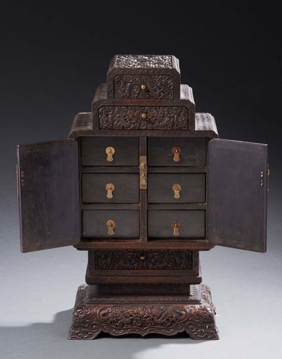 CHINE Cabinet de table en palissandre et intérieur présumé en zitan de forme quadrangulaire,...