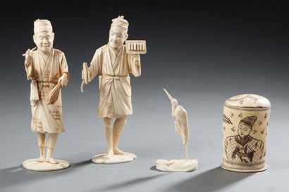 JAPON Lot composed of two carved ivory figurines, a covered ivory box carved with...