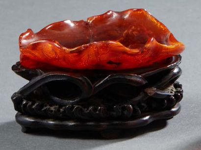 CHINE Beautiful amber cup carved in the shape of a water lily leaf on its openwork...