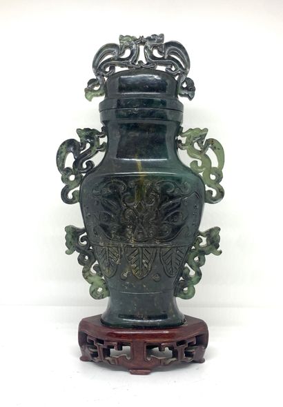 CHINE 
Vase couvert en jade sculpté et anses ajourées. Socle en bois. 

H. (hors...