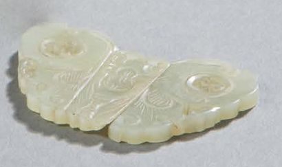 CHINE Fermoir de robe en deux parties en jade clair sculpté ajouré en forme de papillon...