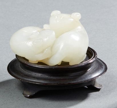 CHINE Carved group in light jade representing two felines curled up against each...