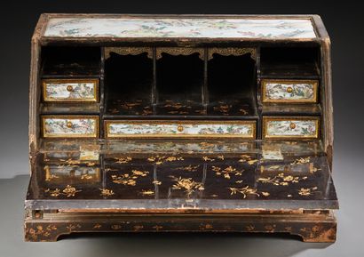 CHINE Exceptional and rare sloping traveller's writing case opening to a drawer in...