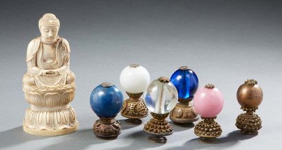 JAPON °°° Figurine en ivoire sculpté représentant un bouddha assis les mains jointes...