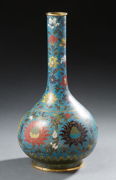 CHINE Vase à long col étroit en bronze cloisonné à fond turquoise décoré en polychromie...