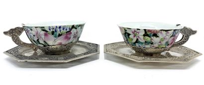 JAPON Paire de tasses en porcelaine à décor de fleurs, adaptées de monture et de...