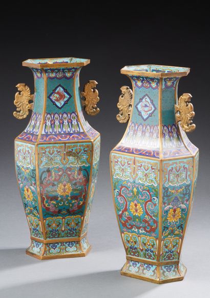 CHINE Paire de vases hexagonaux en bronze cloisonné à fond turquoise décorés en polychromie...