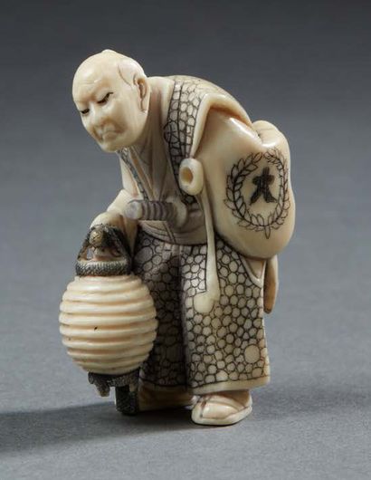JAPON Intéressant netsuke en ivoire sculpté représentant un samouraï portant un sabre...
