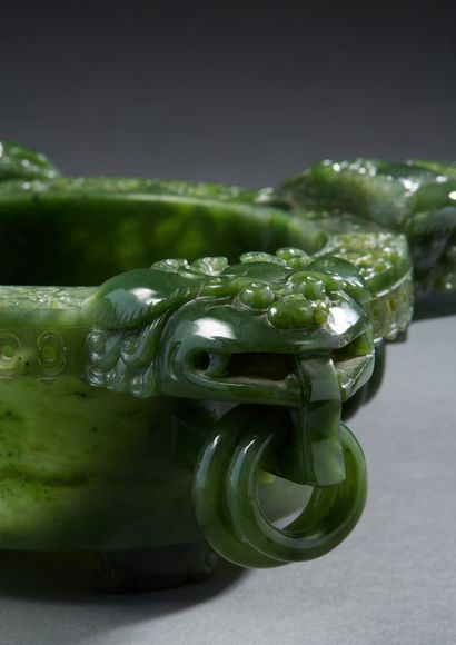 CHINE A very beautiful jade bowl carved in spinach green, circular shape, resting...