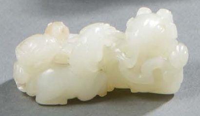 CHINE Beautiful white carved jade group representing a goat and its two elongated...