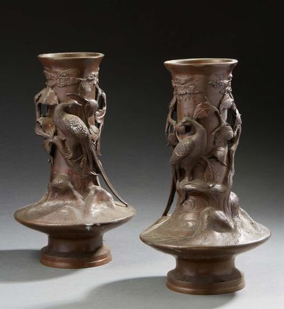 JAPON Paire de vases en bronze à patine brune décorés en léger relief d'oiseaux et...