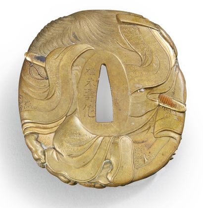 JAPON Very nice tsuba in chased and gilded bronze with motifs on one side of a shoki...