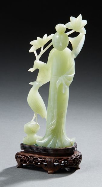 CHINE Hard stone figurine in imitation of green jade representing the guanyin goddess...