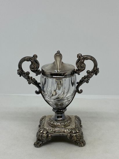 null MOUTARDIER with two crystal and silver handles.
A silver salt scoop is attached.
Minerve...