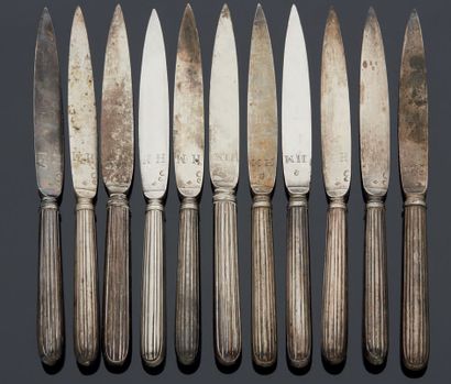 null SET OF ELEVEN SILVER KNIVES with grooved handle and shoulder blades.
Strasbourg...