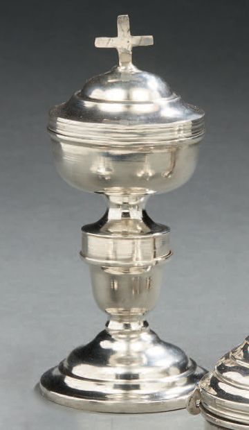 null Travelling ciborium in plain silver and inside in vermeil. Model with unscrewed...