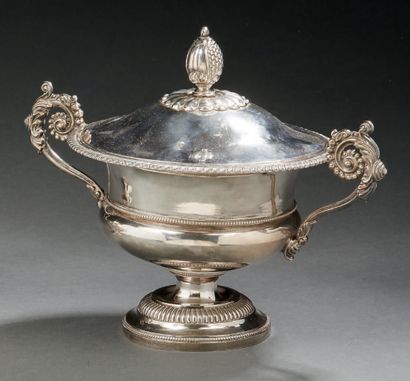 null A silver DRAGEOIR OR COVERED SUCRIER standing on a gadrooned foot. The body...
