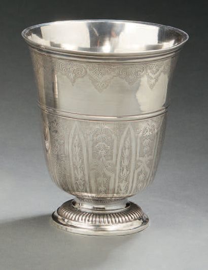 null Silver tulip-shaped TIMBALE, it rests on a gadrooned pedestal. The body is decorated...