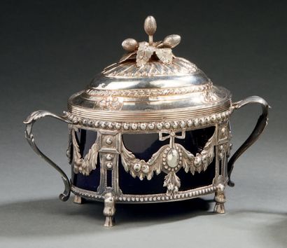 null OVAL SUCRIER AND ITS COUVER in silver, with two handles. Decorated with pearls...