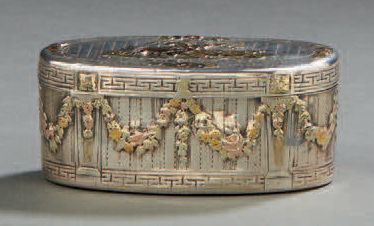 null OVAL TABATIERE in silver and gold decorated with hunting scenes and garlands...