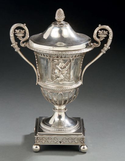 null Silver SUCRIER OR DRAGER AND ITS COUVER, Medici shape, square base decorated...