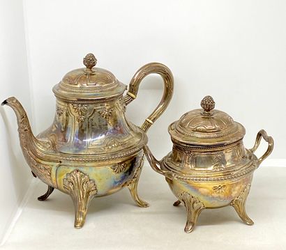 null A silver TEA SERVICE composed of a silver teapot and a silver sugar bowl.
Minerve...