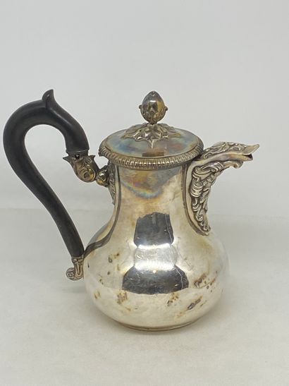 null A silver flat-bottomed JUG, the handle in blackened wood.
Minerve hallmark.
Gross...