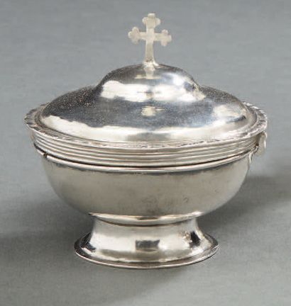 null Travelling ciborium of the sick in plain silver and inside in vermeil. Cylindrical...