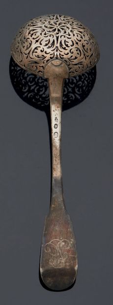 null CUILLÈRE À SUCRE en argent, modèle uniplat.
Spatule monogrammée.
Paris 1798-1809.
Poids...