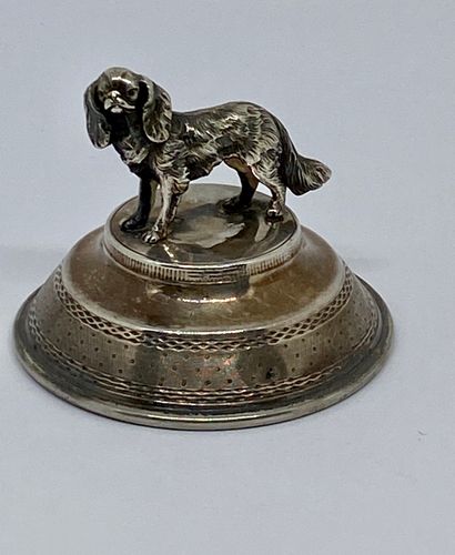 null A silver PAPER PRESS with a finely chased dog.
English work of the 20th century.
Gross...