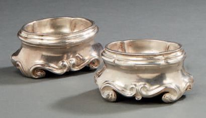 null PAIR OF SILVER TABLE SALONS, resting on scrolled feet, with volutes.
Beaucaire...