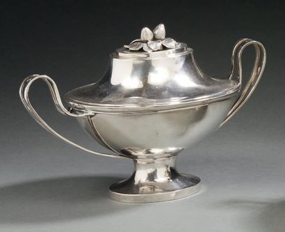 null Oval sugar bowl and its lid in silver, with two handles and four scrolled feet....