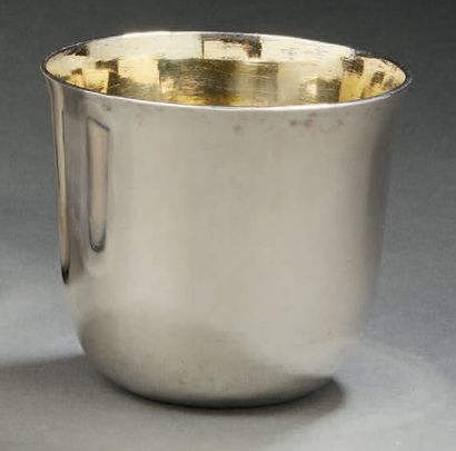 null LARGE tulip-shaped GOBELET in plain silver, flat bottom, inside in vermeil.
Aix-en-Provence...