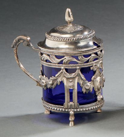 null MOUTARDIER AND ITS COUVER in silver decorated with pearls, medallion and garlands...